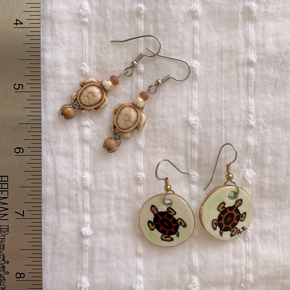 Turtle-theme dangly earrings
